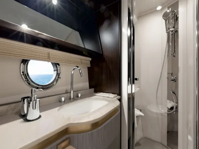 Azimut 55 fly be happy cabin bathroom