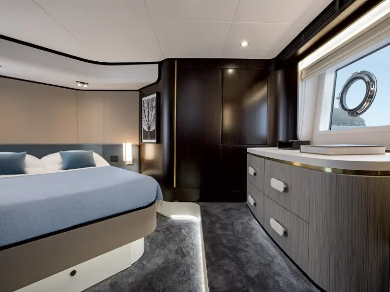 Azimut 55 fly be happy guest cabin