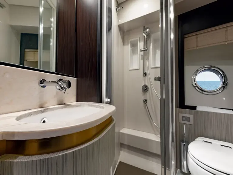 Azimut 55 Fly be happy shower cabin