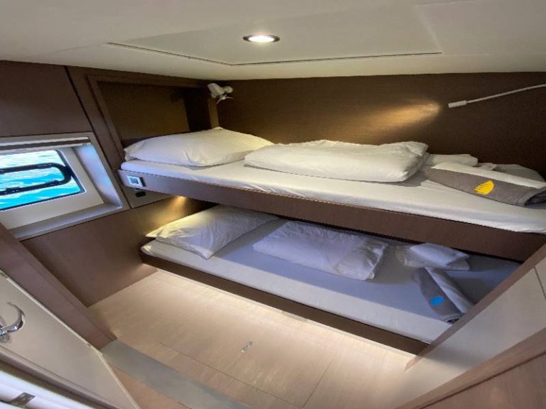 Bali 4.8 Baša catamaran 2020 adriatic charter miles bunk bed cabin