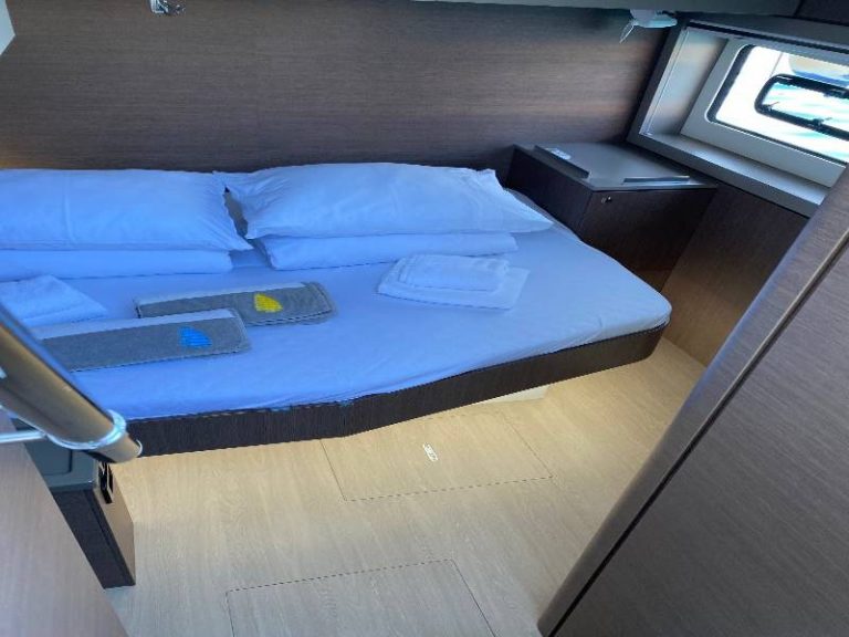 Bali 4.8 Baša catamaran 2020 guest cabin lounge adriatic charter miles