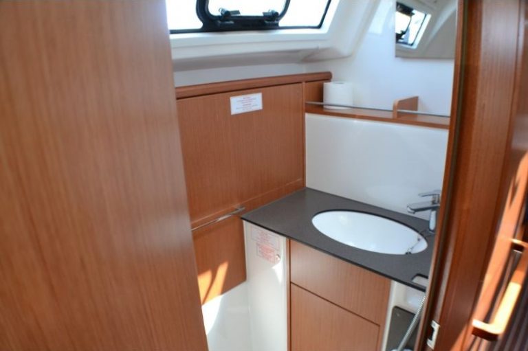 sailing yacht Bavaria 37 cruiser hana toilet