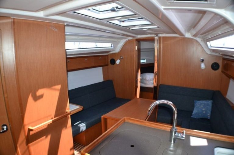 sailing yacht Bavaria 37 cruiser hana sofa