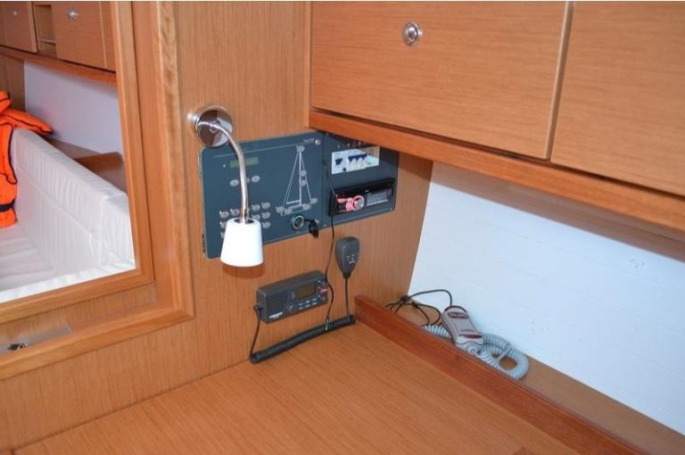 sailing boat bavaria 40 cruiser manta navigation instruments