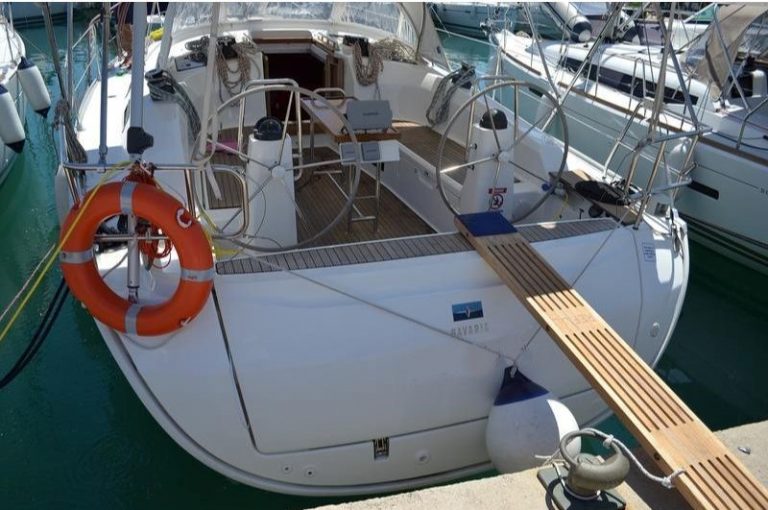 sailing boat bavaria 40 cruiser manta swimming platform