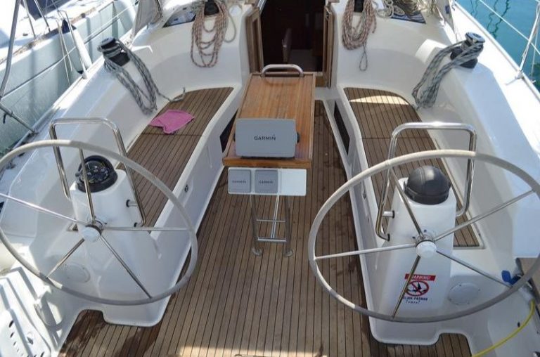 sailing boat bavaria 40 cruiser manta cockpit