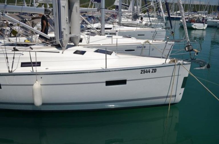 sailing boat bavaria 40 cruiser manta bow