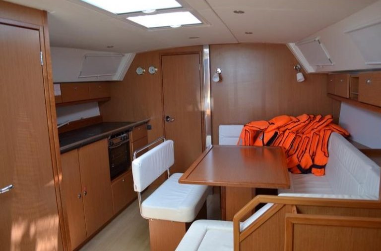 sailing boat bavaria 40 cruiser manta salon