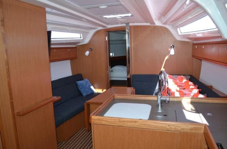 sailing boat Bavaria cruiser 37 atena saloon