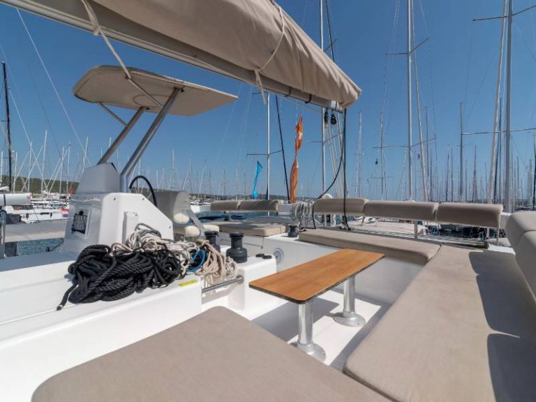 Dufour 48 catamaran Dreamland fly bridge table