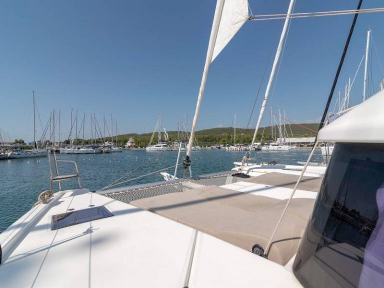 Dufour 48 catamaran Dreamland relaxing net