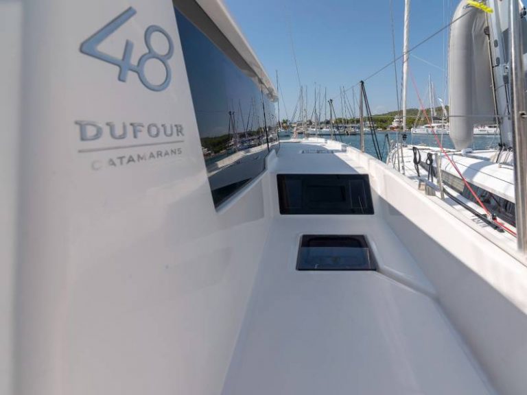 Dufour 48 catamaran Dreamland side deck