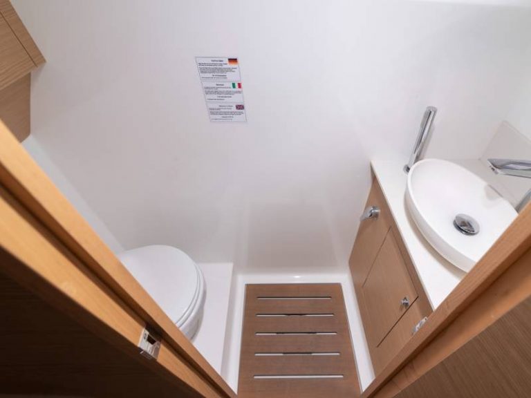 Dufour 48 catamaran Dreamland bathroom