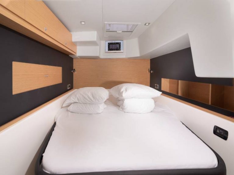 Dufour 48 catamaran Dreamland guest double bed cabin