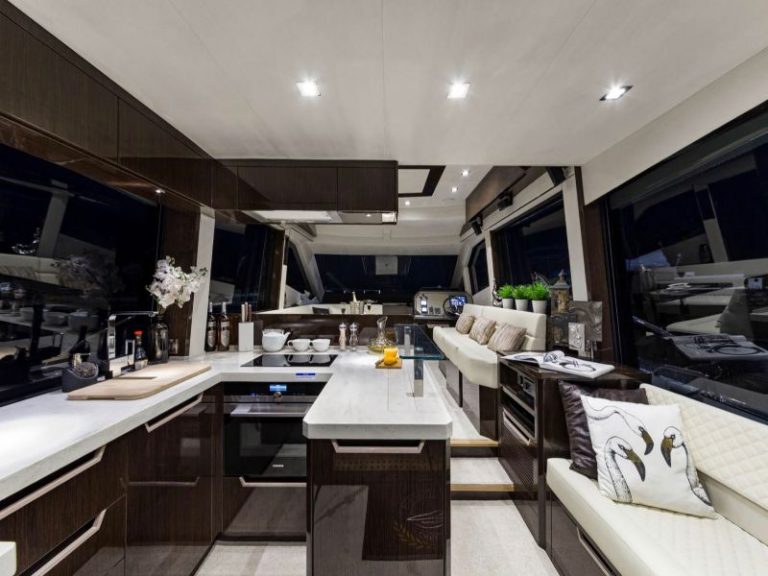 Galeon 500 fly kitchen and lounge