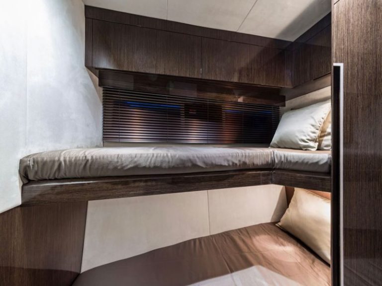 Galeon 500 fly guest cabin