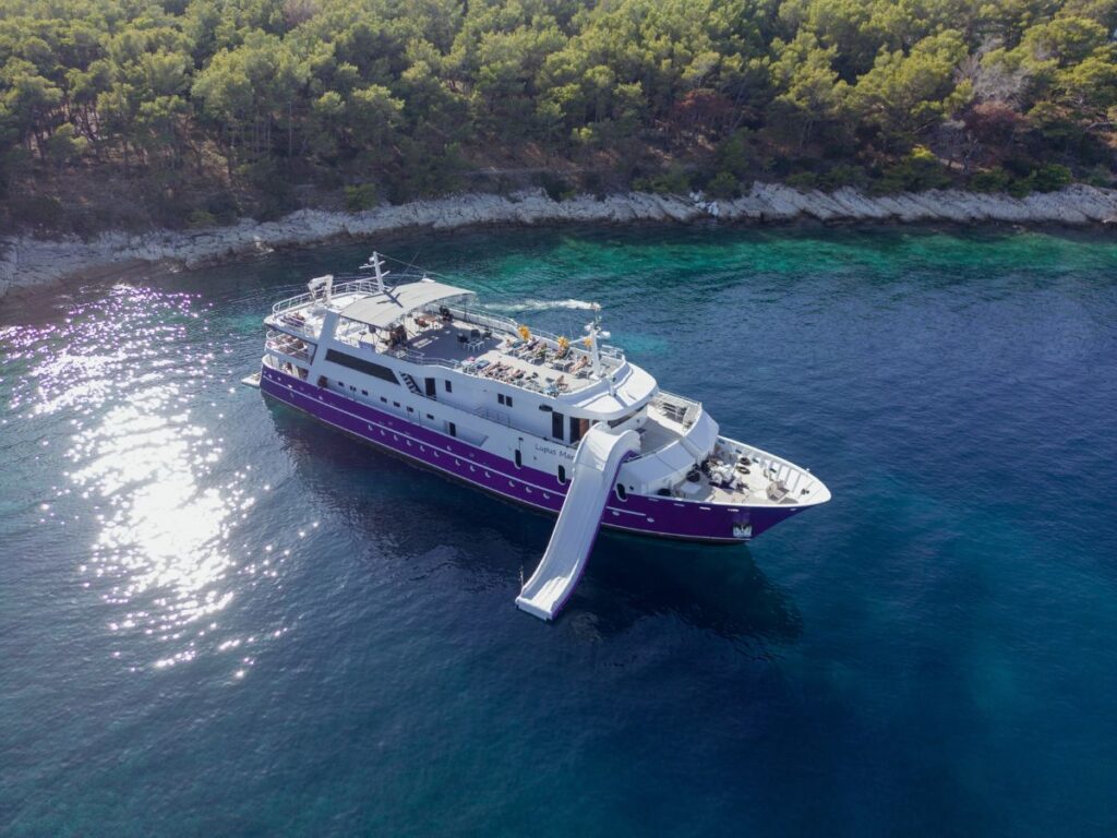 luxury mini cruiser lupus mare adriatic charter miles air condition