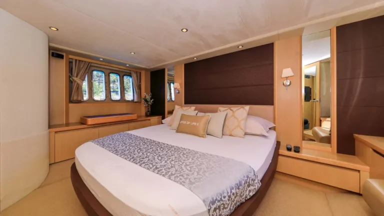 Princess V65 Spice of life II master cabin bed