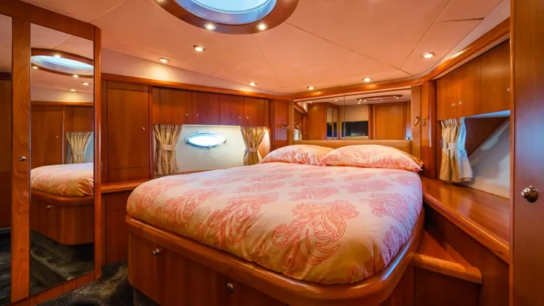 sunseeker predator 72 glorius bed in vip cabin