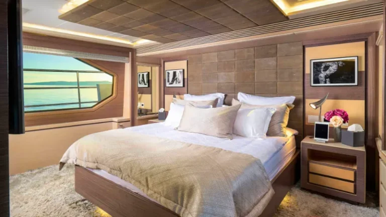 Benetti Delfino Ocean drive master cabin