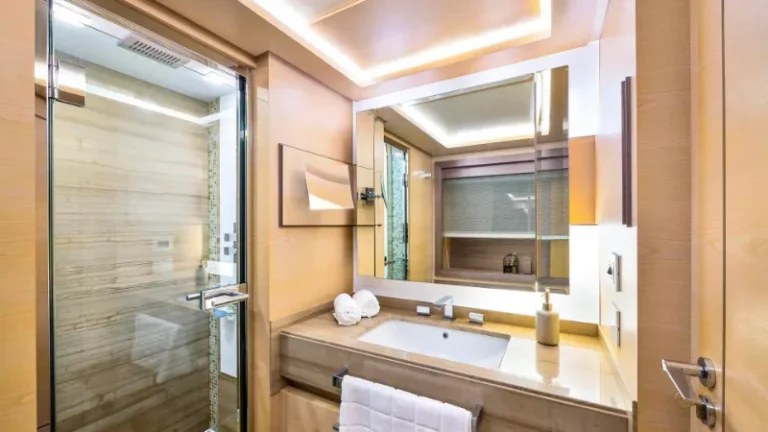 Benetti Delfino Ocean drive en suite bathroom