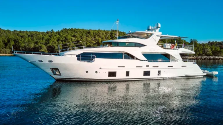 Benetti Delfino Ocean drive exterior side view