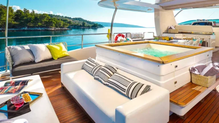 Benetti Delfino Ocean drive outside fly bridge Jacuzzi