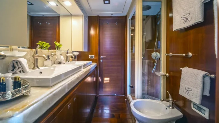 Ferretti Navetta 33 Seventh Sense master cabin bathroom