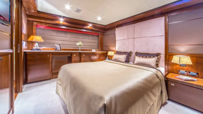 Ferretti Navetta 33 Seventh Sense vip cabin