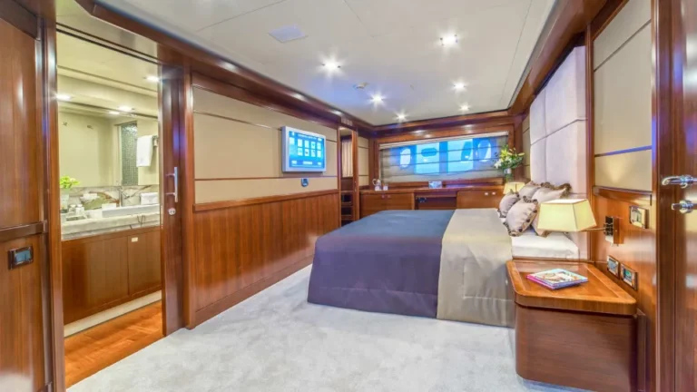 Ferretti Navetta 33 Seventh Sense vip cabin 2