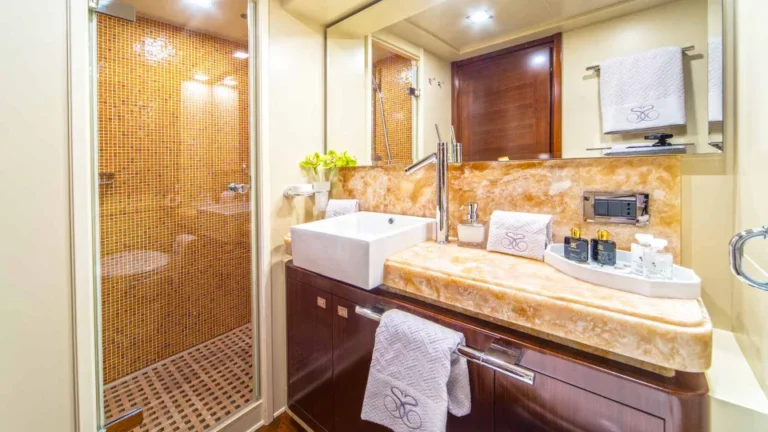 Ferretti Navetta 33 Seventh Sense guest toilet