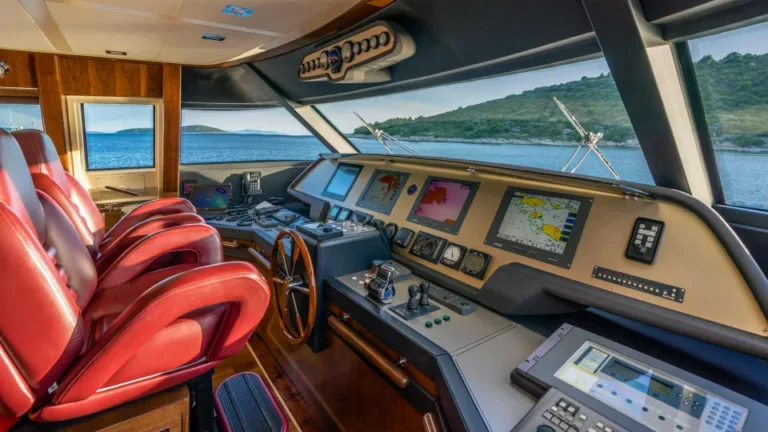 Ferretti Navetta 33 Seventh Sense captain's station