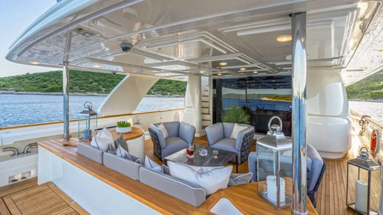 Ferretti Navetta 33 Seventh Sense cockpit lounge