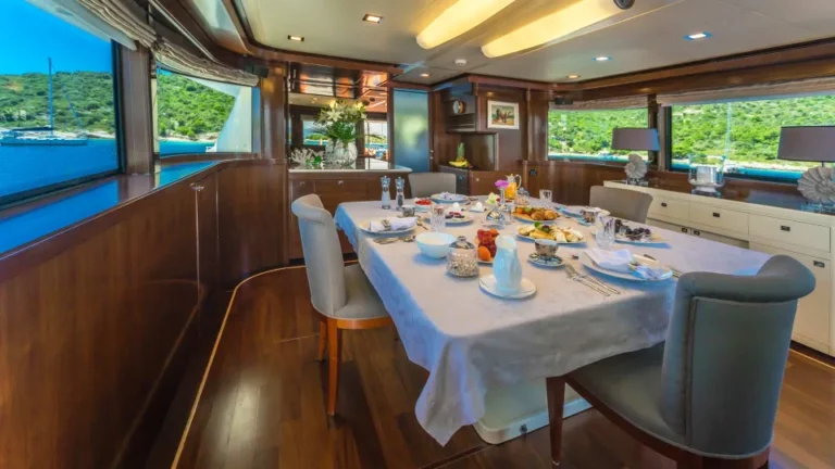 Ferretti Navetta 33 Seventh Sense salon table lounge