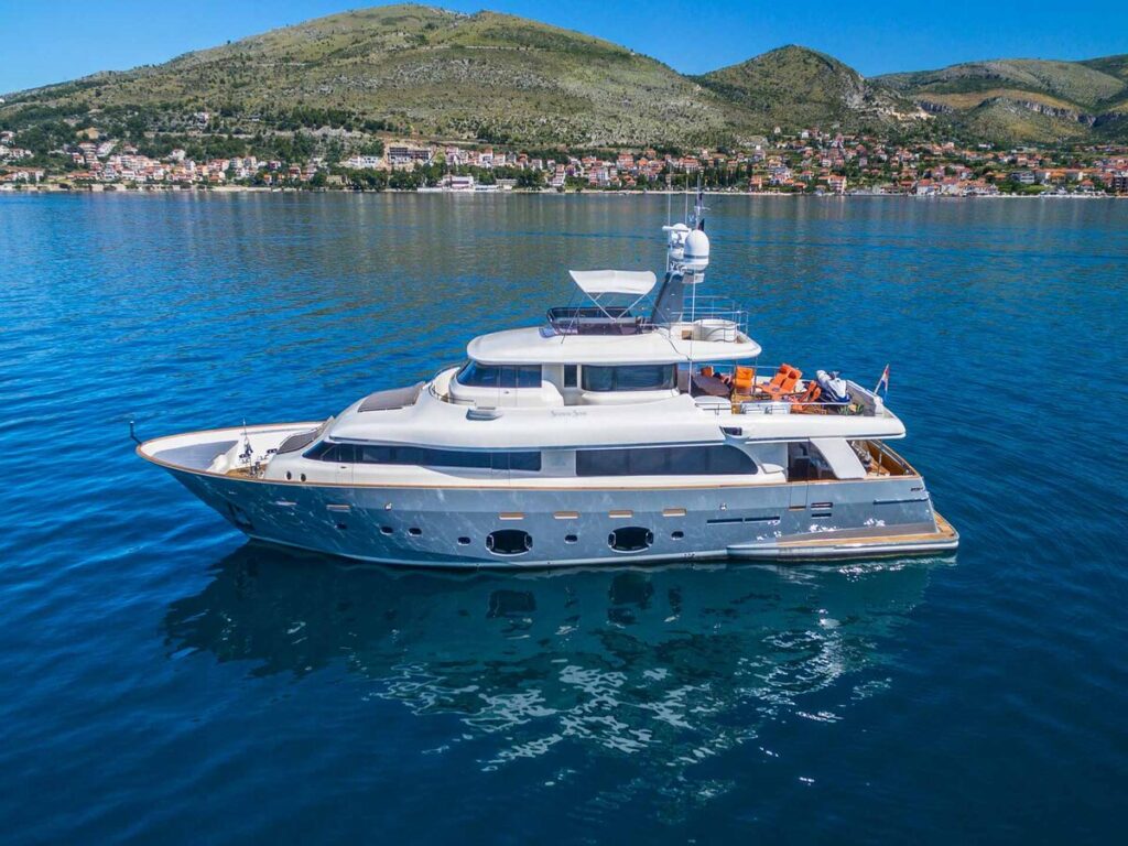 Ferretti Navetta 33 Seventh Sense cruising Croatia