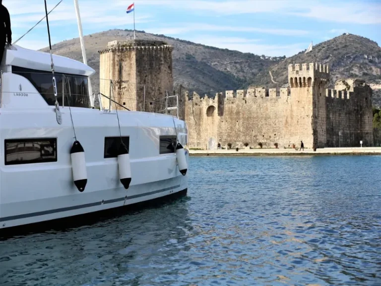 lagoon 46 lady point catamaran cruising side view