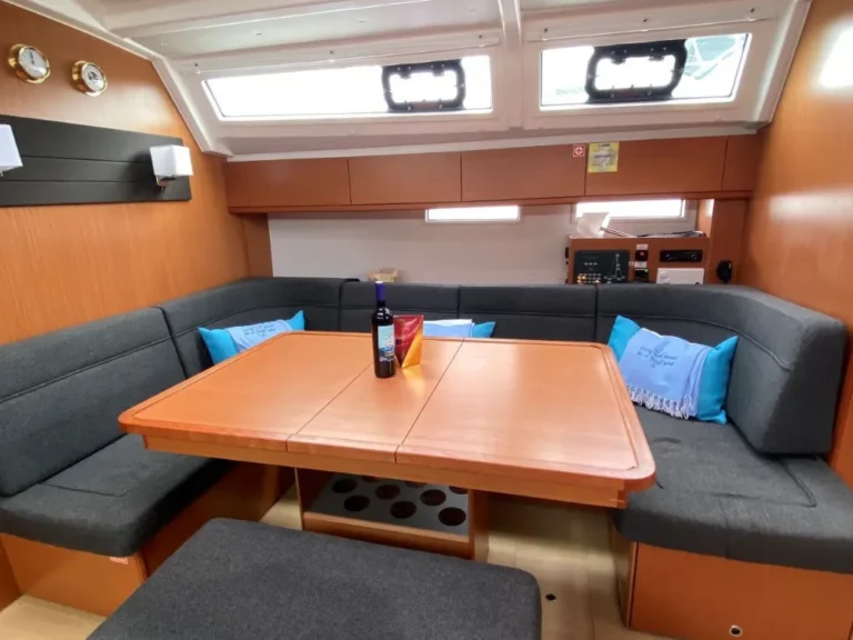 Bavaria Cruiser 46 Tess Point table in salon