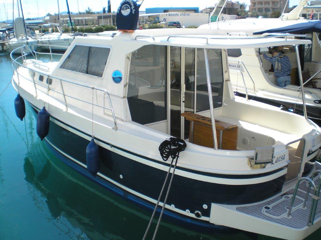 motor boat adria 1002 lavsa adriatic charter miles anchor windlass