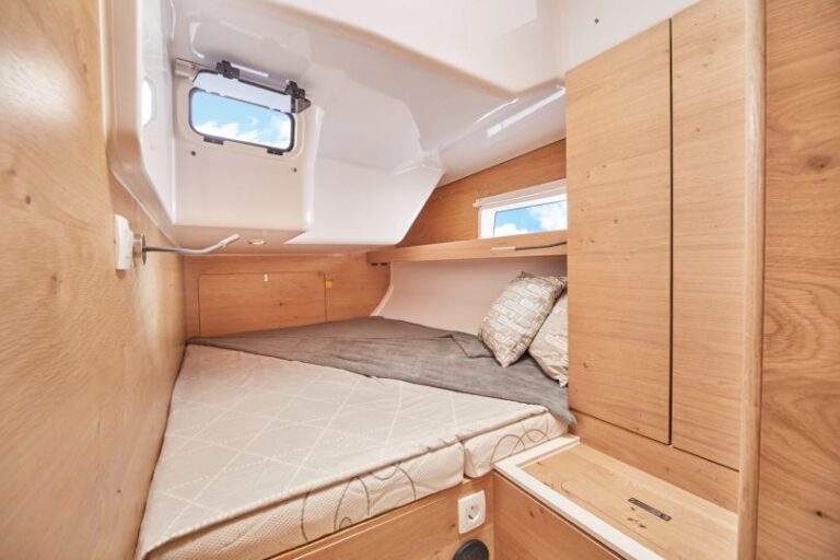 sailing yach elan 43 Impression trinity adriatic charter miles cabin bed