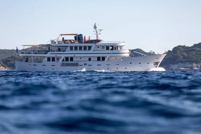 luxury yacht Donna del mare adriatic charter miles luxury cruising