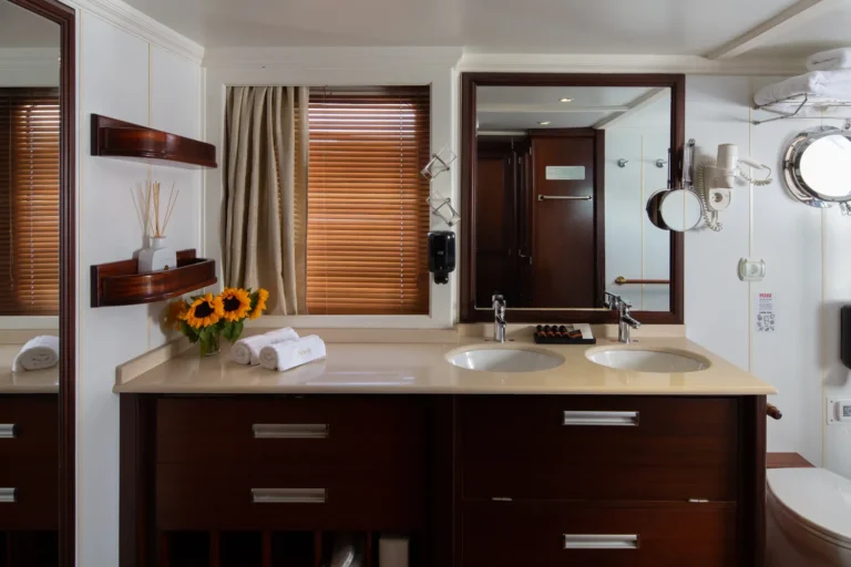 luxury yacht Donna del mare adriatic charter miles bathroom