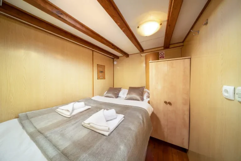 mini cruiser novi dan adriatic charter miles double bed cabin